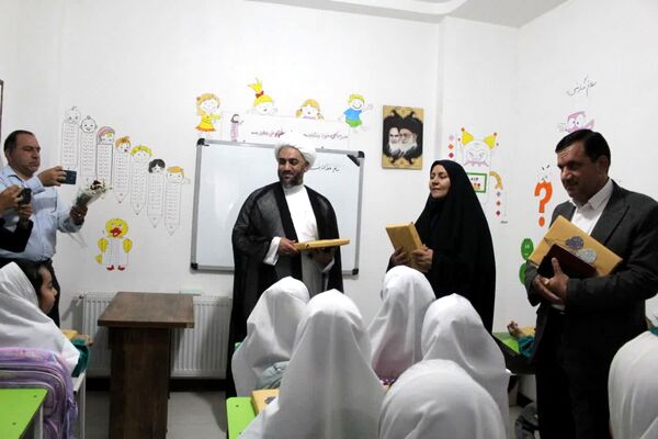 نواخته شدن زنگ مهر در شهرستان بم 