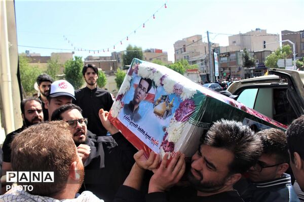 آیین تشییع پیکر دانش‌آموز شهید «سید محمد حسینی مقدم»