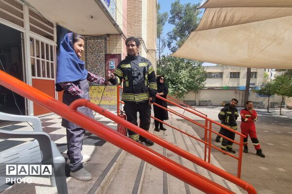 زنگ ایمنی در دبستان خورسندیان به مناسبت روز آتش‌نشان