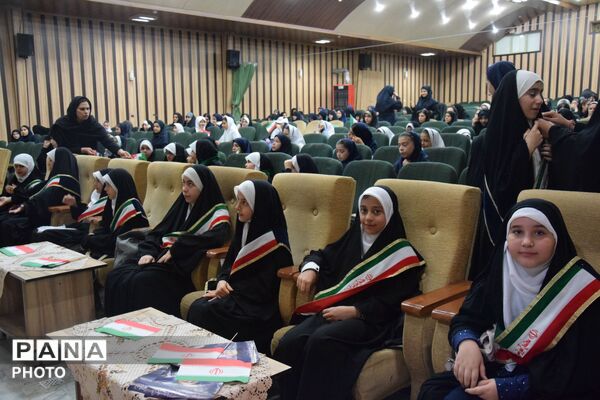 اجرای سرود همگانی مدارس ناحیه یک کرج در وصف رهبر شهید امت در کانون امام علی (ع)