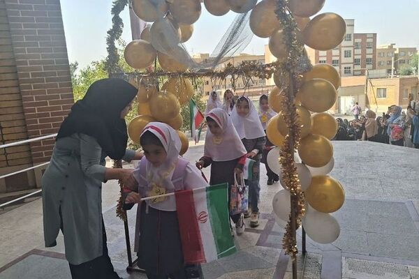 برگزاری جشن شکوفه ها در دبستان نجمه ناحیه یک شهرری