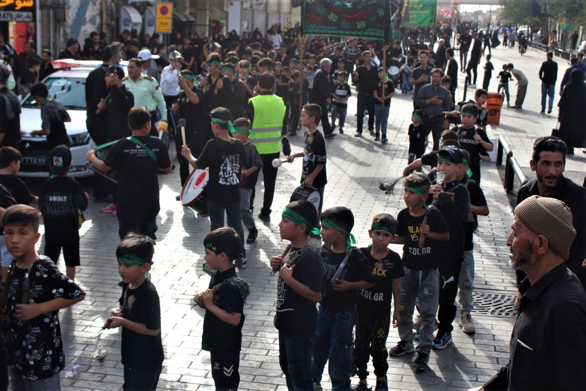 حضور پرشور کودکان قمی در دسته‌های عزاداری روز تاسوعا 