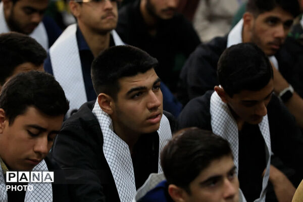 دیدار دانش آموزان بسیجی شهرستان بیرجند با نماینده ولی فقیه در استان