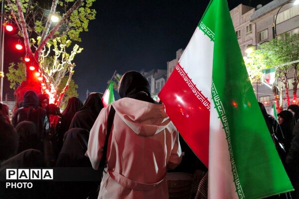 میدان هفت‌تیر بهارستان دو میزبان راهپیمایی شبانه مردم و فرهنگیان
