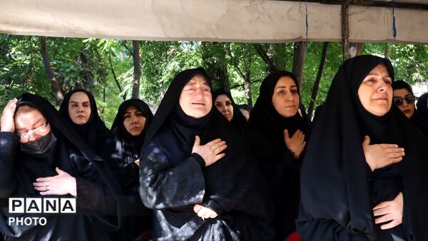 وداعِ اشک‌آلودِ هزاران فرهنگی با رهبرِ شهیدِ آسمانی