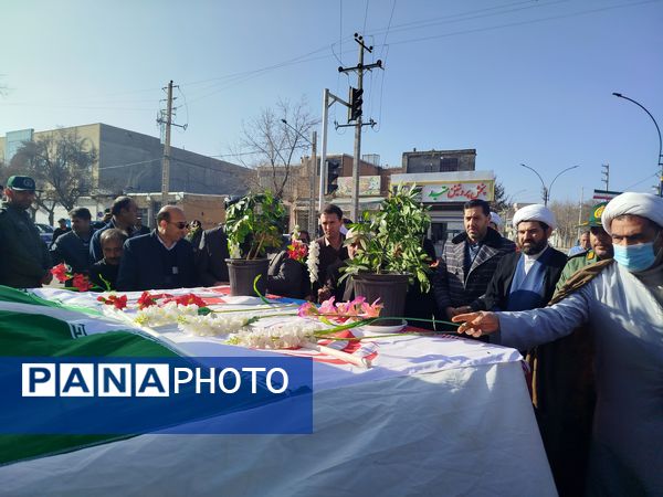 گلباران تمثال مبارک حضرت امام خمینی (ره) در سالروز ورود تاریخی و آغاز دهه فجر انقلاب اسلامی ایران 