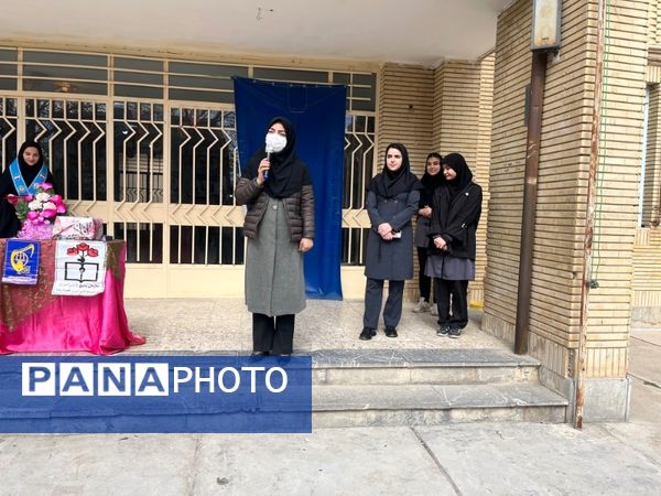 نواختن زنگ سپاس مربی در دبیرستان فاطمه الزهرا