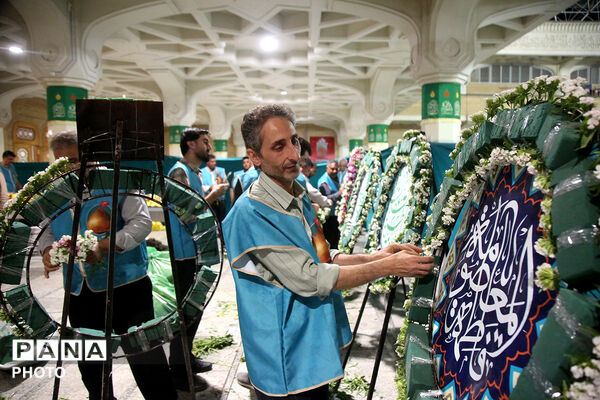 گل آرایی ضریح مطهر حضرت معصومه(س) در شب میلاد امام رضا(ع)