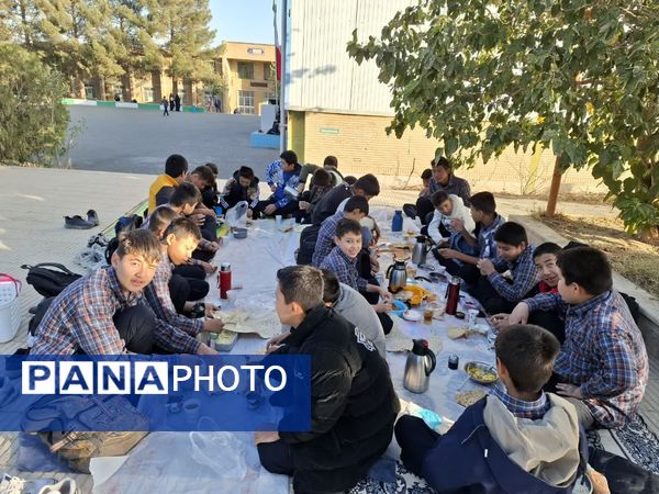 حال و هوای دانش‌آموزان دبیرستان شهید صدر کهک در یک صبح پاییزی