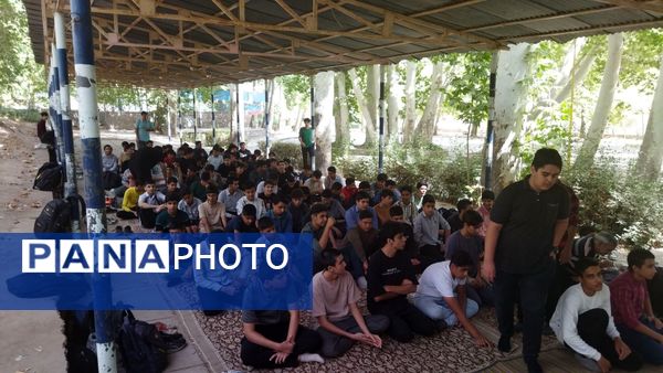 اولین نماز جماعت پایه دهمی ها همراه با کادر دبیرستان شاهد ابوذر غفاری 