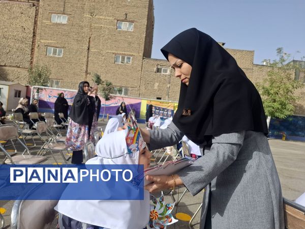جشن شکوفه ها در دبستان مصلی نژاد