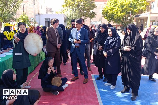 آیین گرامیداشت هفته بهداشت روان و تقدیر از همیاران مشاور در دبیرستان دخترانه رضوان برگزار شد