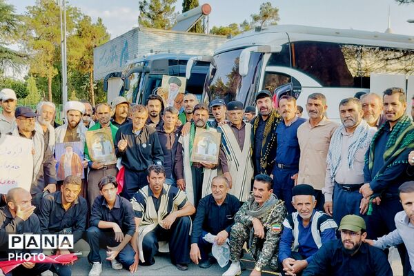 حضور پرشور جمعی از قوم بختیاری لردگان در آیین تشییع رهبر در میدان انقلاب تهران
