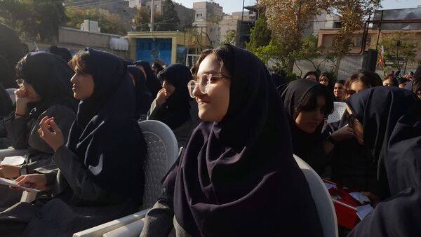 نواخته‌شدن زنگ مهر در مدرسه فرزانگان ۴ مشهد