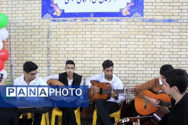 نمایشگاه دست‌سازه‌های هنرجویان هنرستان و کاردانش