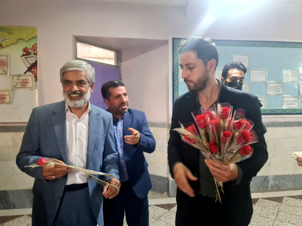 تقدیر مدیر آموزش و پرورش ناحیه 2 قم از معلمان دبیرستان سید احمد فاتحی یک 