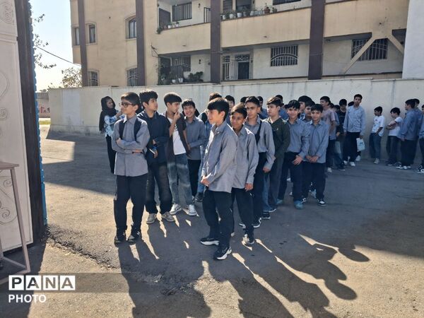 طنینِ «زنگِ مهر» در مدرسه شهدای صنف گردبافانِ منطقه ۱۶