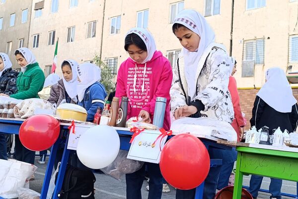 برپایی بازارچه کسب‌و‌کار در مدرسه شهدای پانزده خرداد قرچک