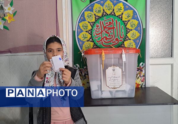 مردم‌ مشهد مثل همیشه با شور و نشاط آمدند تا ایران را بسازند