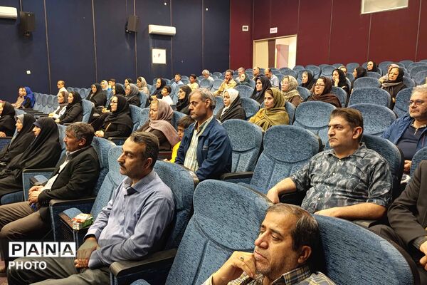 نشست مجمع عمومی انجمن اولیا و مربیان در دبیرستان نمونه دولتی ۹ دی