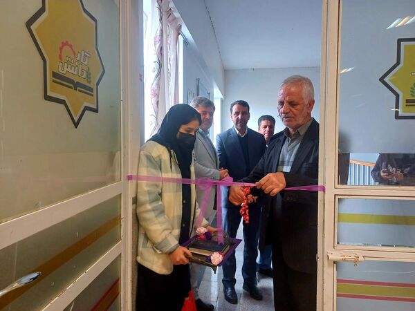 بازدید مسئولان و دانش‌آموزان از نمایشگاه دستاوردهای هنرستان بنت‌الهدی صدر