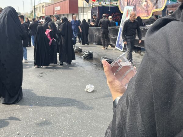 استقبال دلدادگان اباعبدالله الحسین (ع) از پیاده روی جاماندگان اربعین حسینی‌