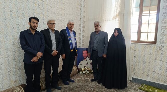 دیدار رئیس سازمان دانش‌آموزی کهگیلویه و بویراحمد با خانواده شهید احمد صدیقی‌ 