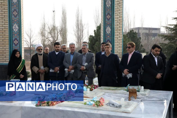 آیین گلباران مزار شهدا و غرس نهال به یاد شهدا در دانشگاه آزاد واحد کرج