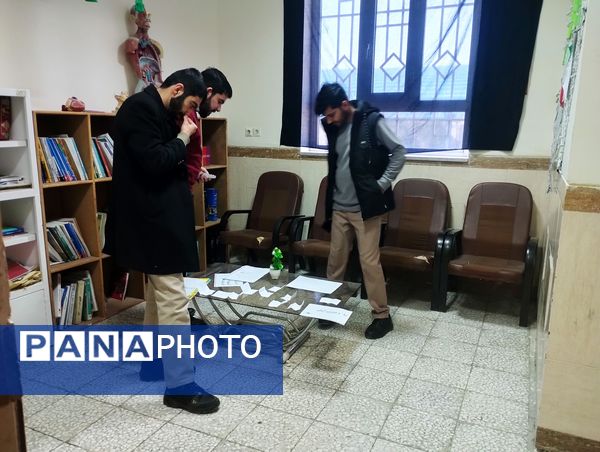 برپایی نمایشگاه مدرسه انقلاب در دبیرستان پروین اعتصامی حاجی‌آباد