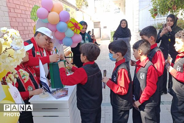 جشن عاطفه‌ها در دبستان ایمان همزمان با سراسر کشور