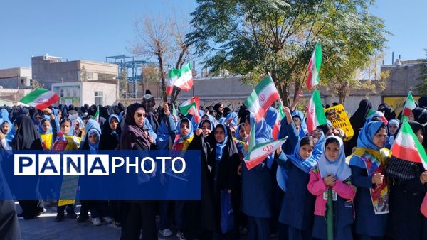 حضور پرشور دانش آموزان در راهپیمایی ۱۳ آبان ماه 