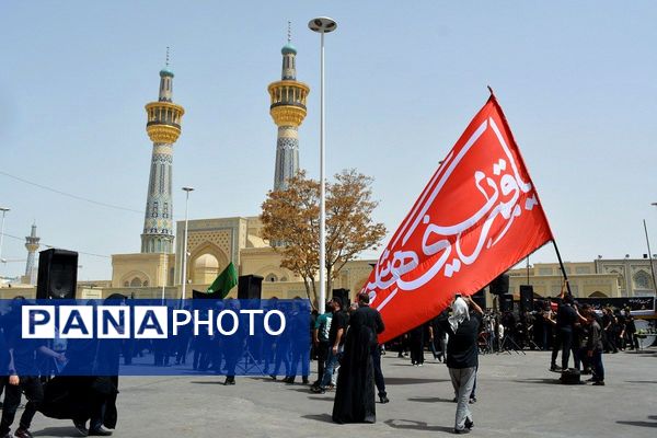 پرچم‌های عزا بر فراز حرم امام رضا(ع)