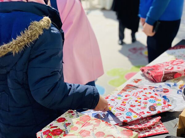 نواختن زنگ جشن نیکوکاری در دبستان زینب قهرمانی مه ولات