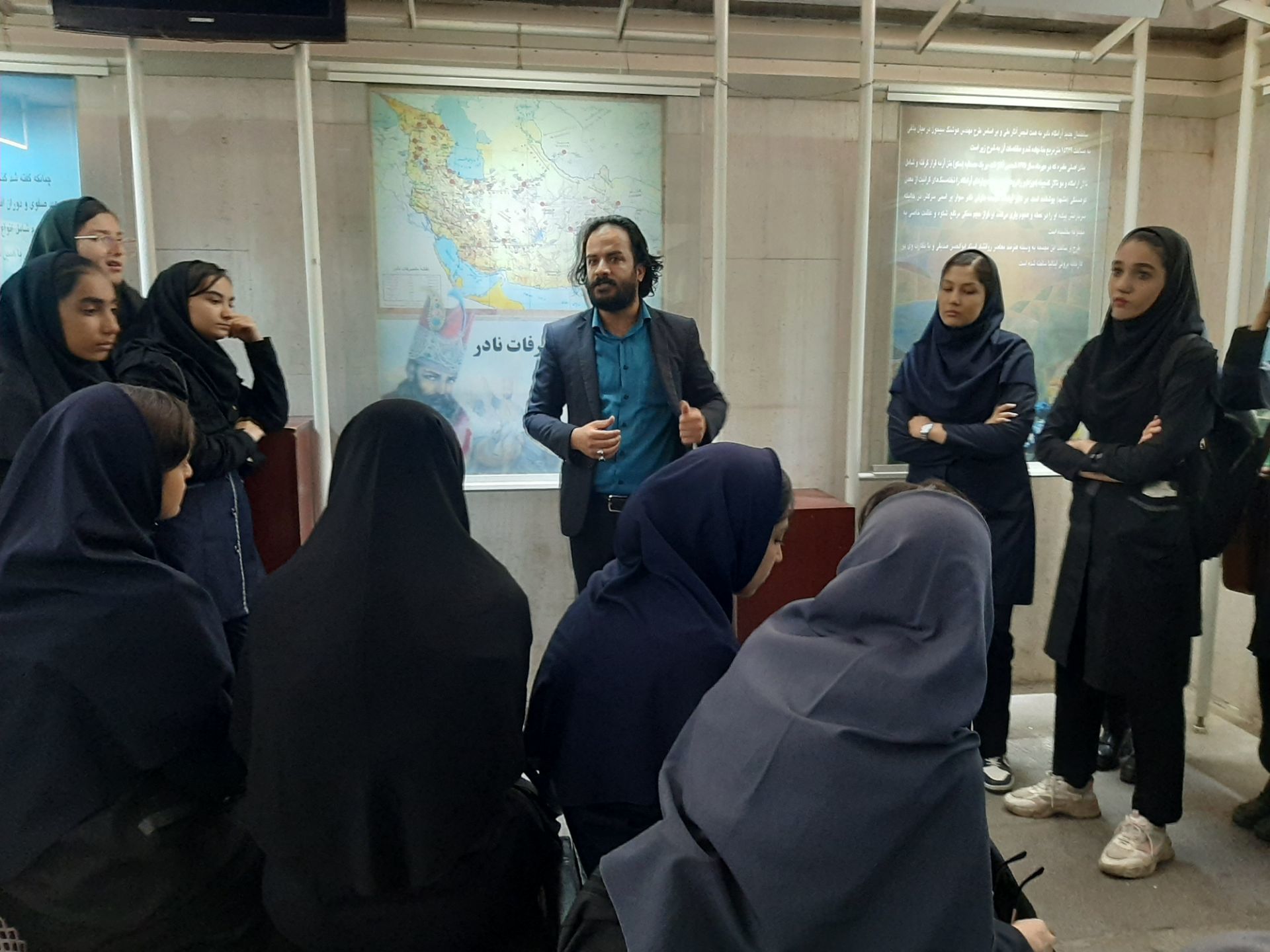 بازدید دانش آموزان  دبیرستان عصمتیه ناحیه پنج از باغ نادری 