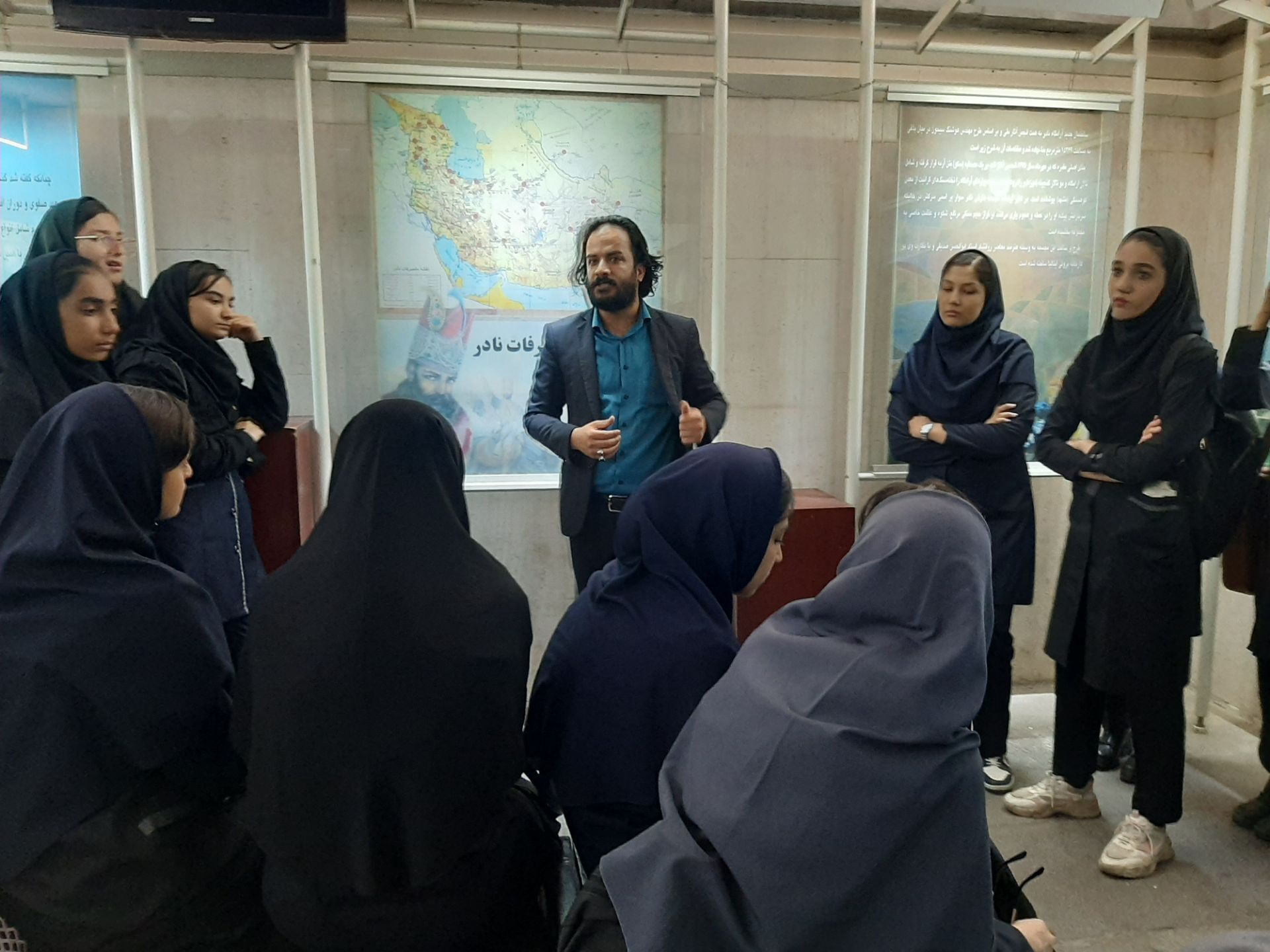 بازدید دانش آموزان  دبیرستان عصمتیه ناحیه پنج از باغ نادری 