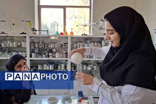 دانش‌آموزان دبیرستان ساره در پژوهشسرای فرهنگ مهارت‌های علمی را تجربه کردند