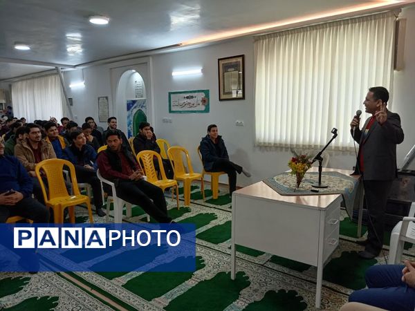 جلسه تجربه گردانی با قبول شدگان کنکور سراسری در دبیرستان نمونه آیت‌الله خامنه‌ای