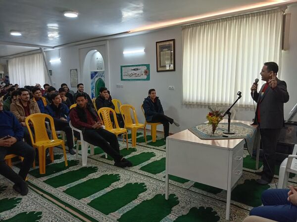جلسه تجربه گردانی با قبول شدگان کنکور سراسری در دبیرستان نمونه آیت‌الله خامنه‌ای