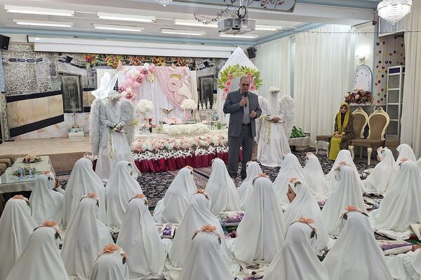 حضور دختران دبستان حکمت نبوی ناحیه دو شهرری در مراسم جشن عبادت