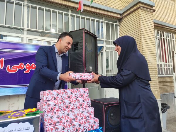 اولین مجمع عمومی انجمن اولیا مربیان دبستان شاهد حاج تقی آقا بزرگ ناحیه یک مشهد 