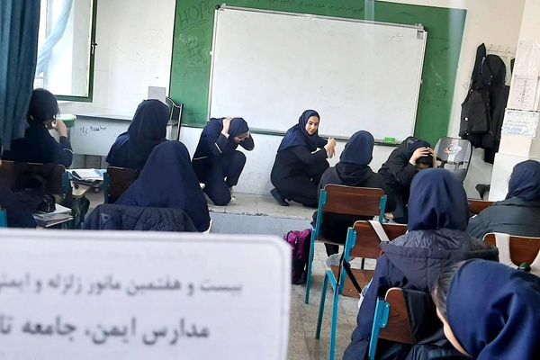 بیست و هفتمین مانور سراسری زلزله و ایمنی در دبیرستان دخترانه فرزانگان شهرقدس با شعار  مدرسه ایمن‌، جامعه تاب آور 