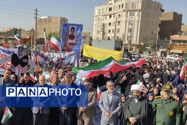 حضور پرشور دانش‌آموزان در راهپیمایی ۱۳آبان منطقه کهریزک 