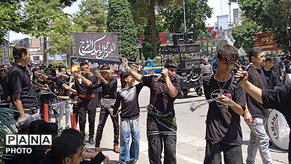 شور حسینی در خیابان های شهر؛عاشورا در قاب زنجیر زنان