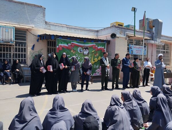 تجلیل از معلمان نمونه در مدرسه تقوا مشهد