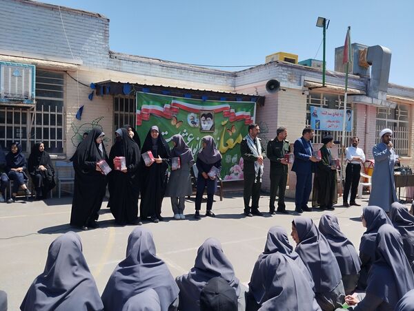 تجلیل از معلمان نمونه در مدرسه تقوا مشهد