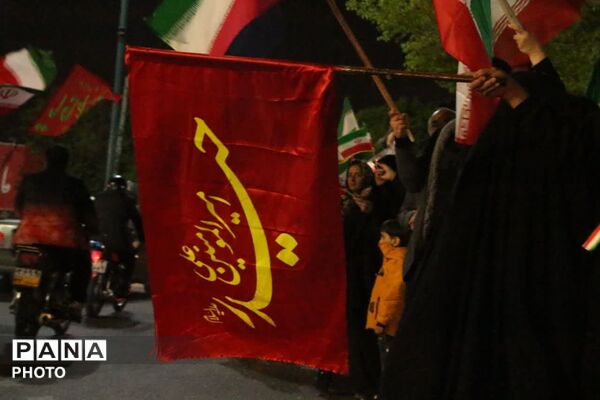 خواندن دسته جمعی سرود ملی ایران در باغ ملی یزد