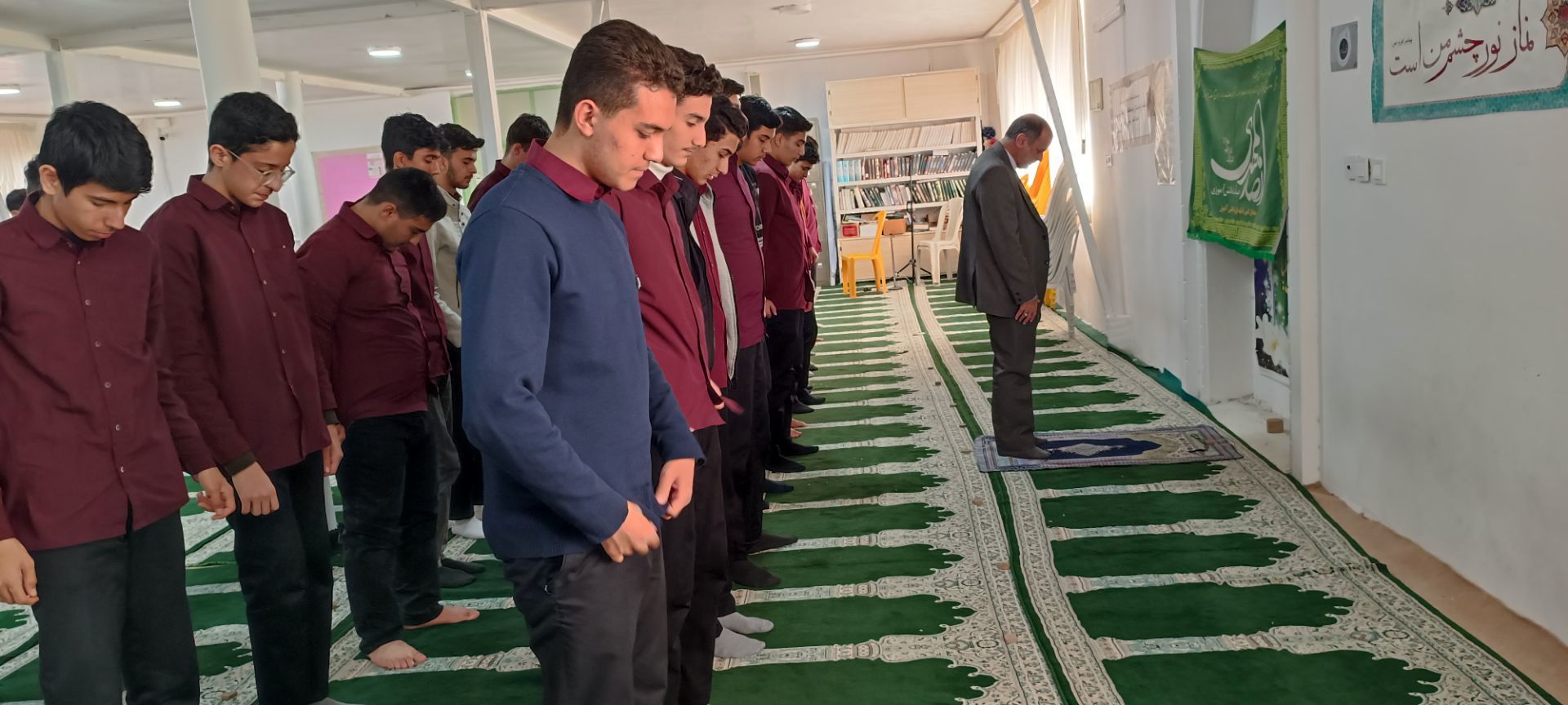 برپایی نماز جماعت در دبیرستان نمونه ایمان الله خامنه ای 