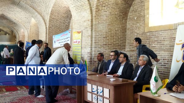 میز خدمت ادارات و بانک‌ها در نماز جمعه نیشابور