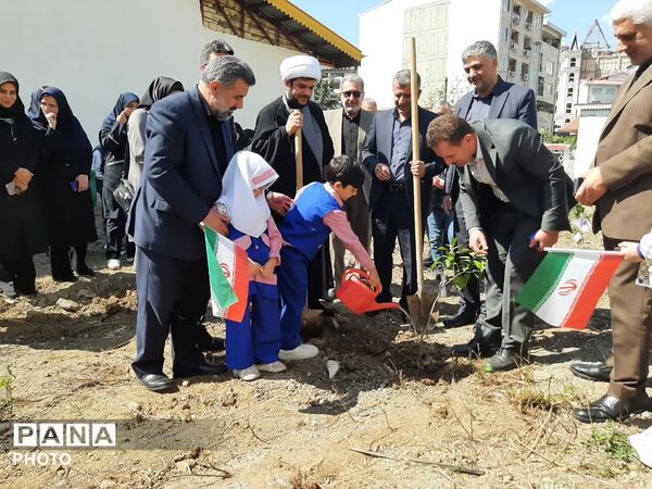 کاشت ۴۰ اصله نهال  به مناسبت چهلمین روز شهادت‌ قائد امت اسلامی ودانش آموزان میناب در تالش