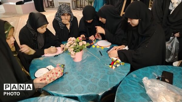 محفل هنری نوجوانان در رواق معصومانه حرم کریمه اهل بیت(س)